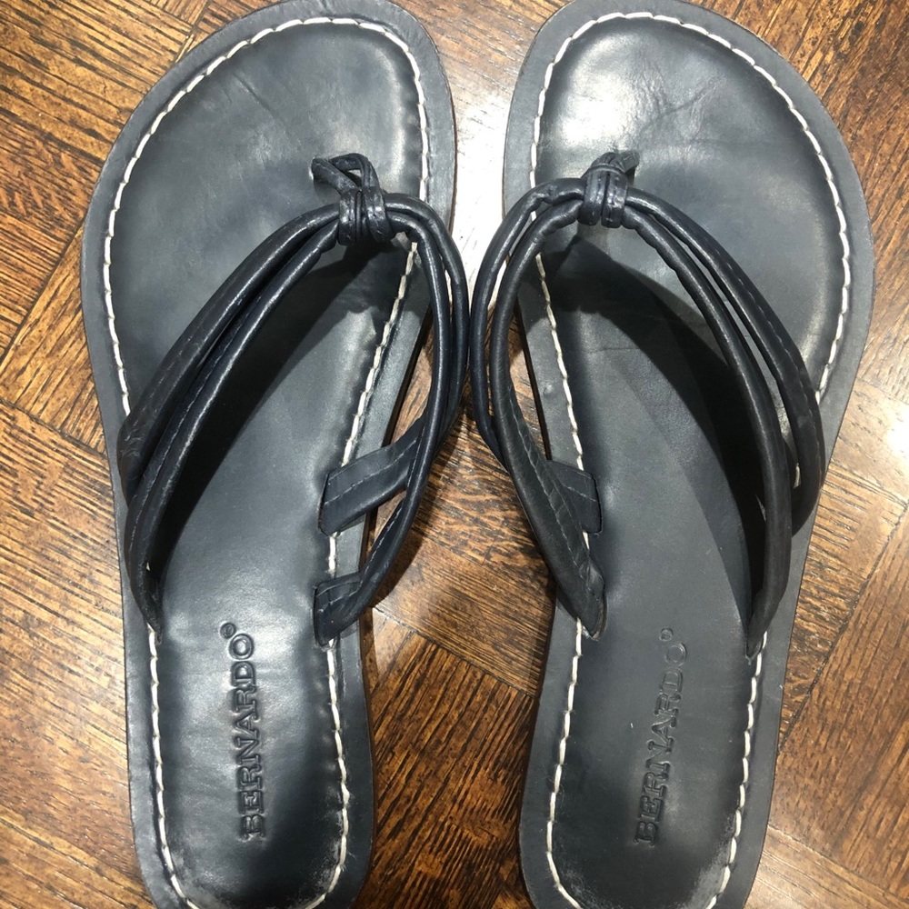 Women’s 8.5 Bernardo navy leather sandals